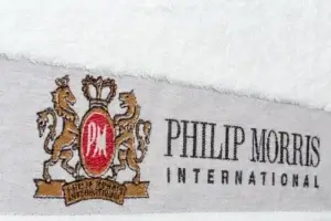Prémiová osuška Philip Morris se žakárovým vytkáváním loga